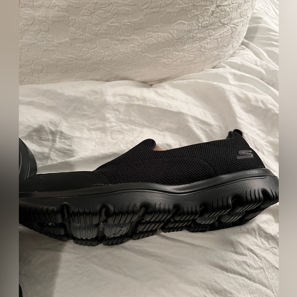 NWT Skechers Ultra Go GoWalk air-cooled Goga Mat women’s sneakers Black size 7 - Picture 4 of 9